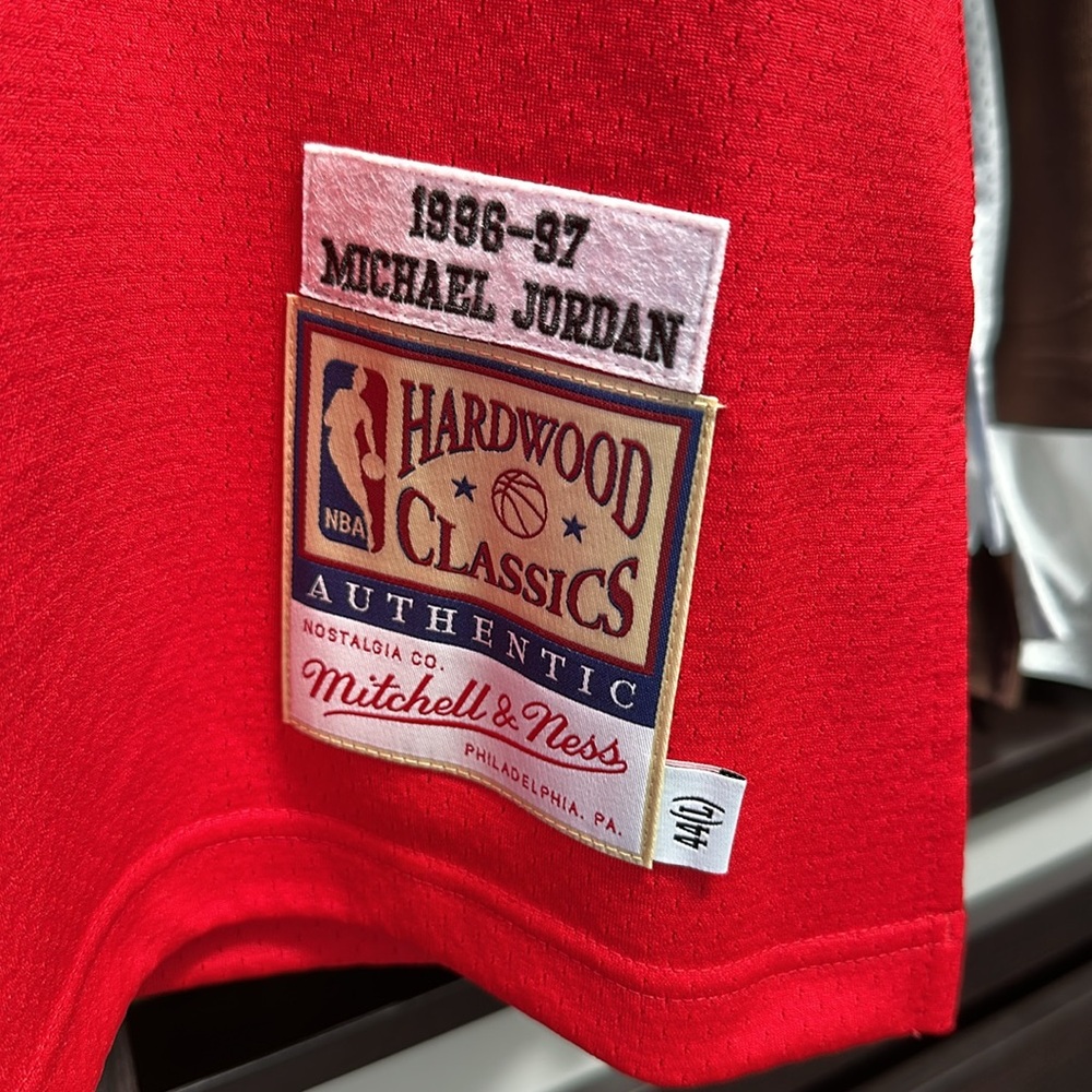 Michael Jordan Chicago Bulls Mitchell & Ness 1996/97 Throwback Authentic Jersey - Picture 4 of 6